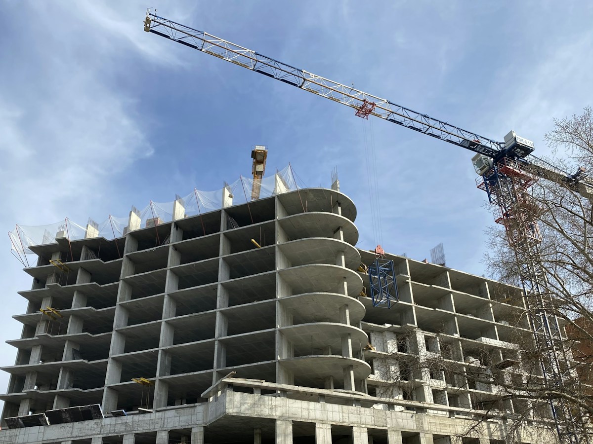 Betonska konstrukcija višekatne zgrade s građevinskom dizalicom